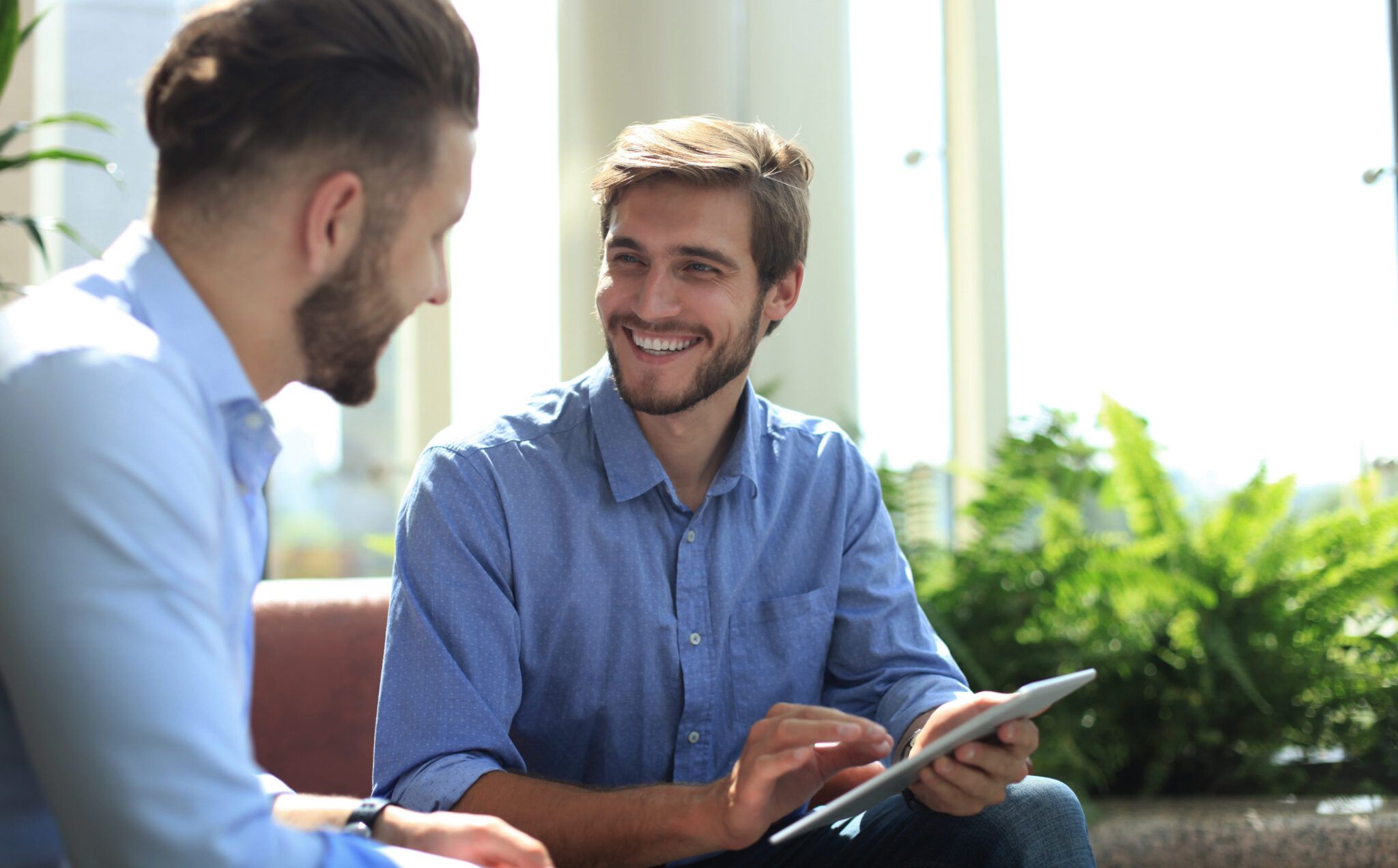 Zwei Männer unterhalten sich
