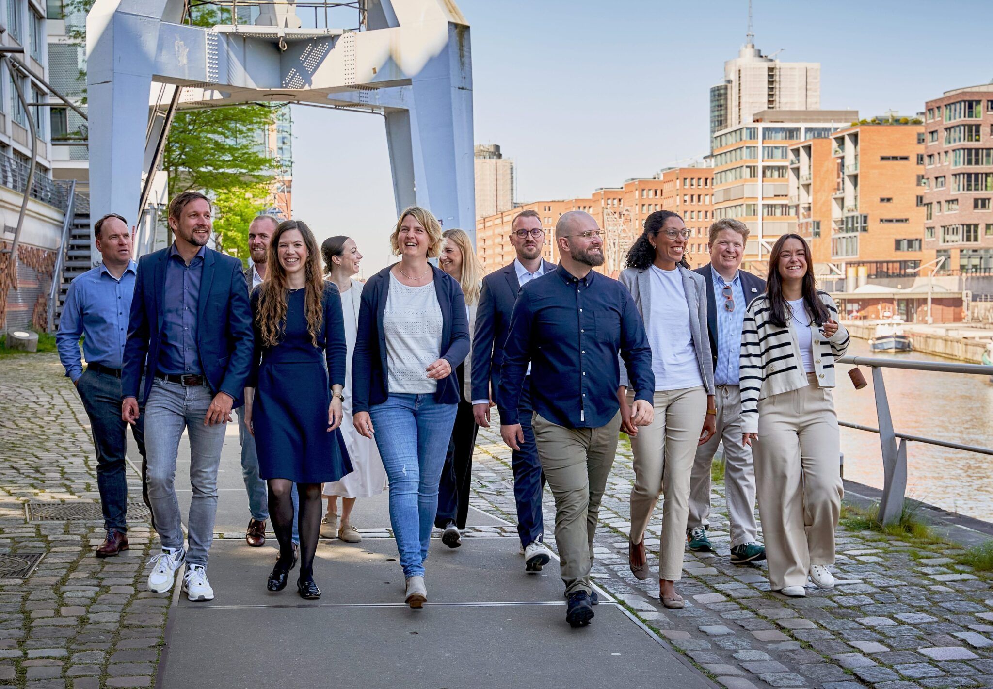 Das Hanse Windkraft Team läuft entlang einer Promenade